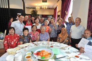 Deputy Speaker of the Parliament in Singapore Mr Seah Kian Peng, Tsao Foundation President Dr Mary Ann Tsao and International Longevity Centre Singapore Director Susana Concordo Harding celebrate with elder from one of SCOPE Program’s partner centres.