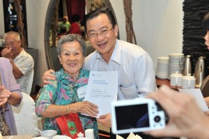 Deputy Speaker of the Parliament in Singapore Mr Seah Kian Peng with a SCOPE Program participant.